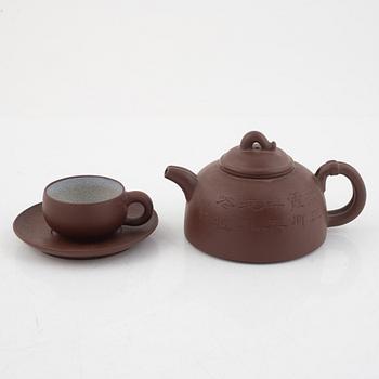 A Chinese yixing teapot and four cups with saucers, 20th century.