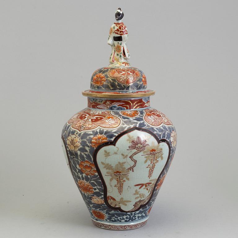 A Japanese Genroku imari vase, circa 1700.