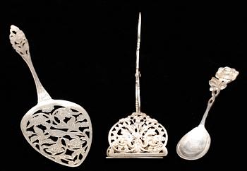 TESKEDAR, 12st samt TÅRTSPADE, SKED och TÅNG, silver, bl a Carl Fredrik Carlman Stockholm 1897. Tot vikt ca 237g.