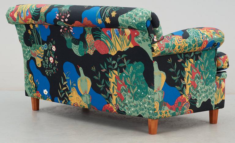 A Josef Frank sofa by Svenskt Tenn, model 678.