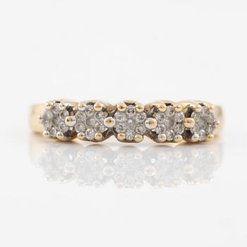 Ring 18K guld med små briljantslipade diamanter.