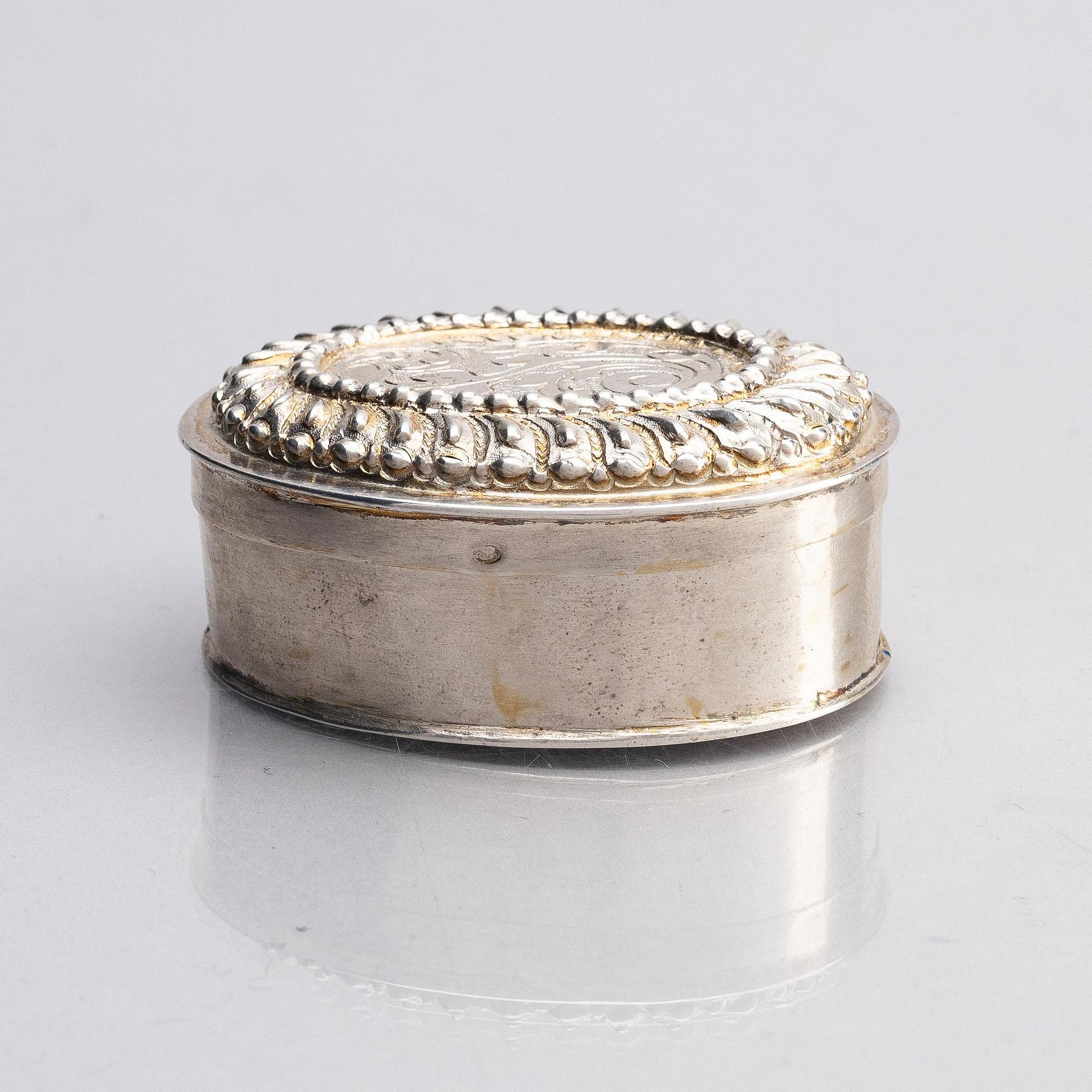 A German early 18th century silver gilt box with lid, mark of Johann Conrad Weiss (active 1699-1758), Nuremberg.