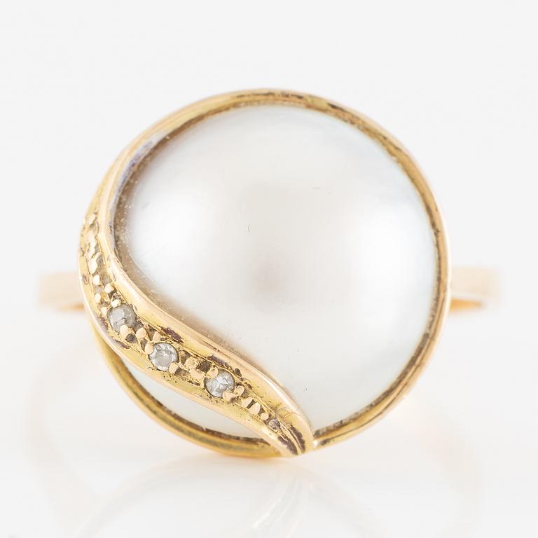 Ring in 18K gold with a cultured mabé pearl and octagon-cut diamonds.