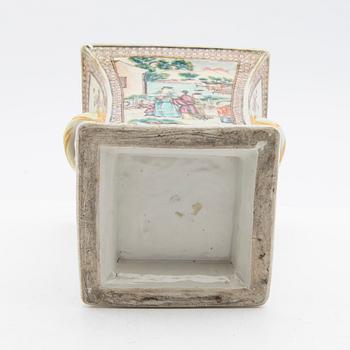 Tulip vase with insert, company porcelain. Qing dynasty, Qianlong (1736-95).