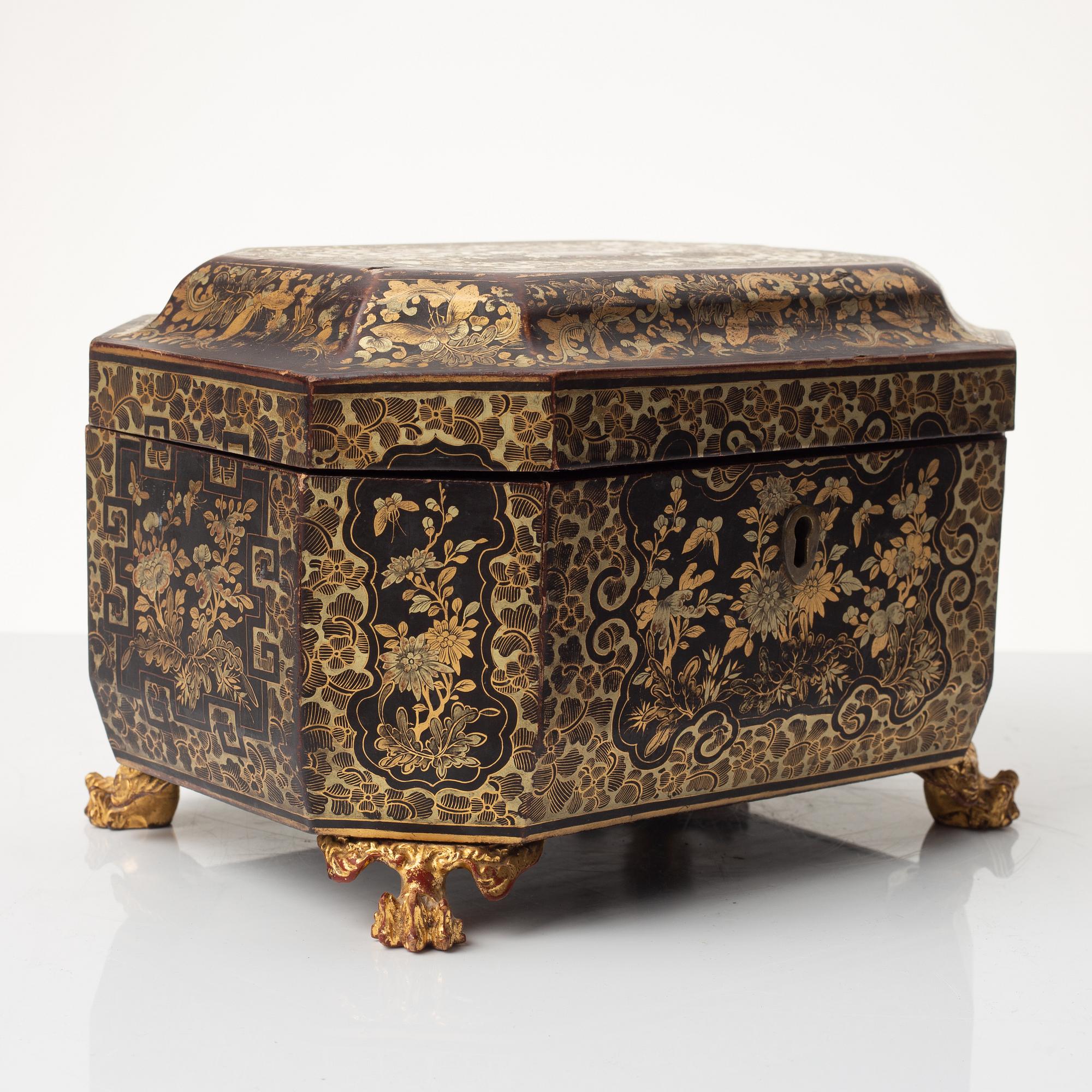 A lacquered box, China, 19th century.