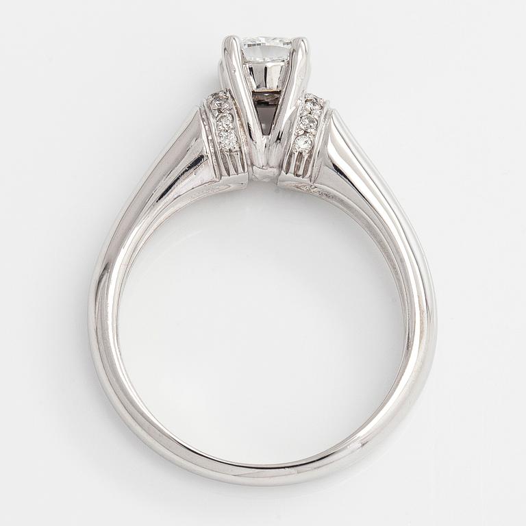 Ring, 14K vitguld med kuddslipad modifierad diamant.