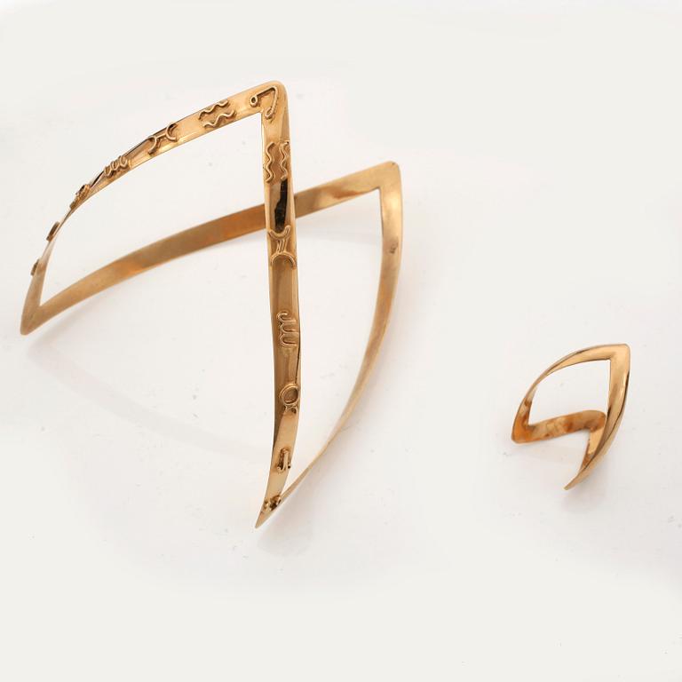 ARMRING OCH RING, 18k guld . Totalvikt 18g.