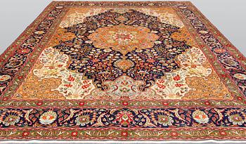 A pictoral Tabriz carpet, ca 403 x 282 cm.
