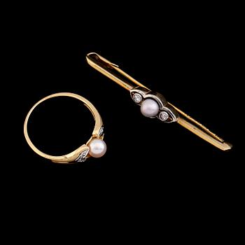 RING SAMT BROSCH, 18 k guld med pärlor samt små briljantslipade diamanter. Total vikt ca 4 gram.