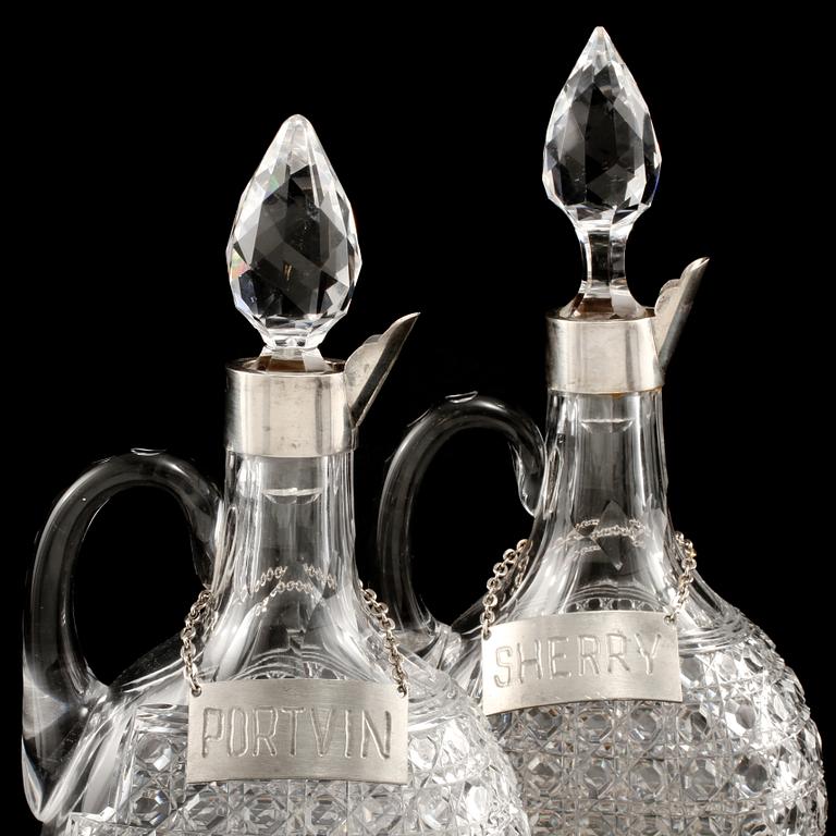 KARAFFER, ett par, glas med silvermonteringar, otydliga mästarstämplar, Birmingham, 1890.