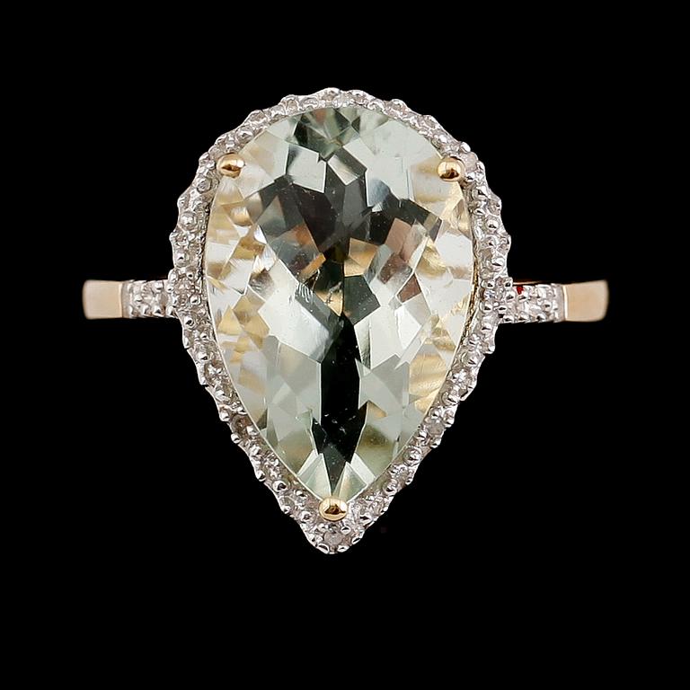 RING, 14 k guld, ametist och briljantslipade diamanter. Vikt ca 3,4 g.