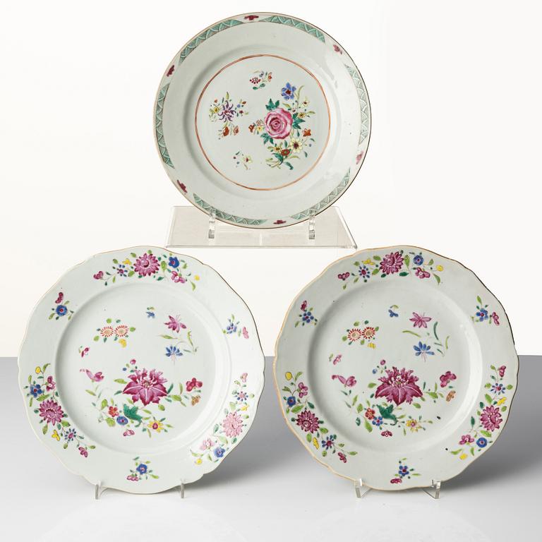Tallrikar, nio stycken, kompaniporslin. Qingdynastin, Qianlong (1736-95).