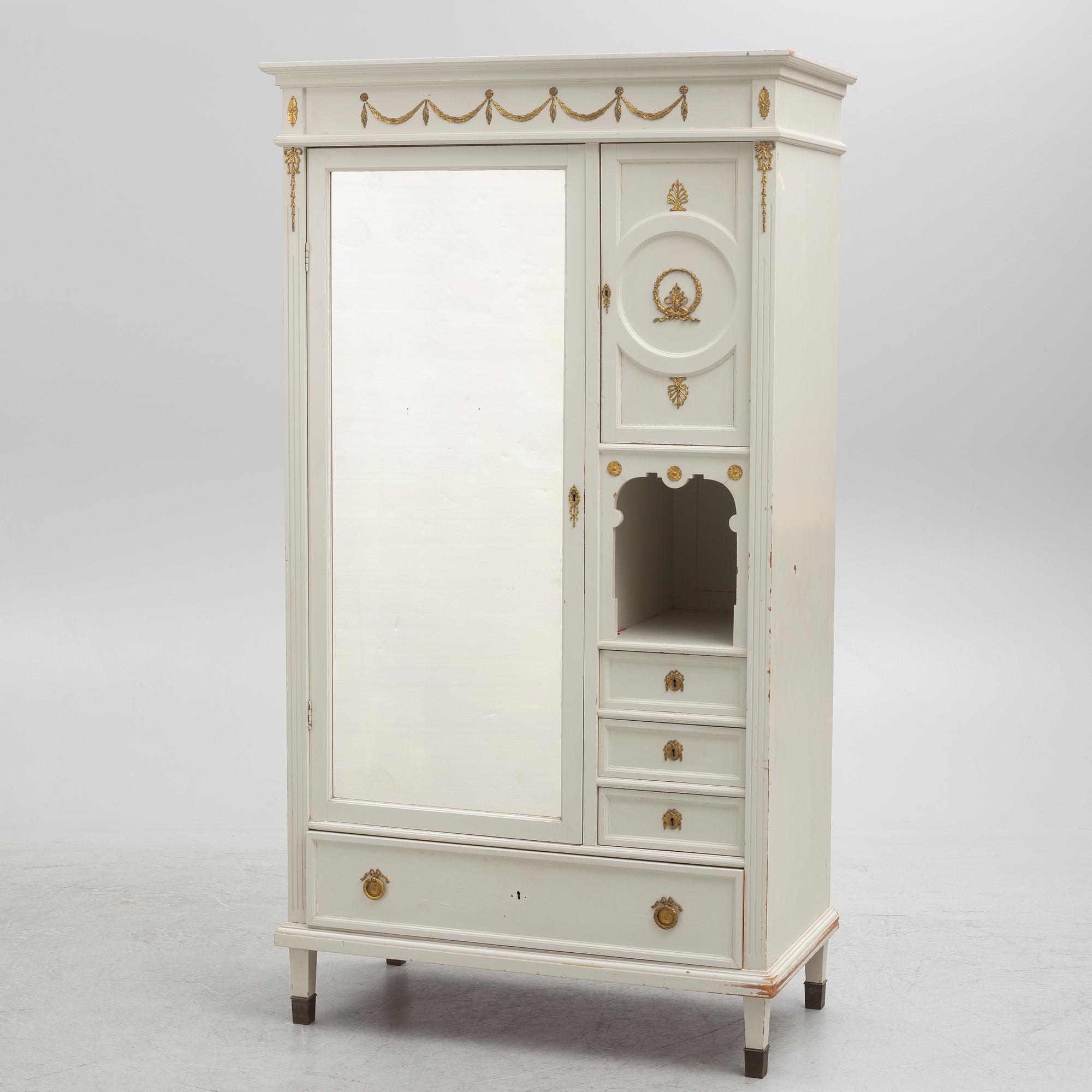 Klädskåp, gustaviansk stil, 1900-talets första hälft.