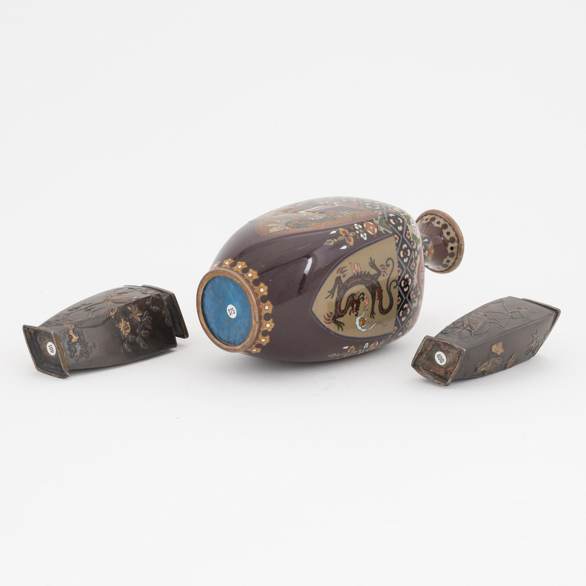 Vaser, ett par, brons, samt vas, cloisonné. Japan, Meiji (1868-1912).