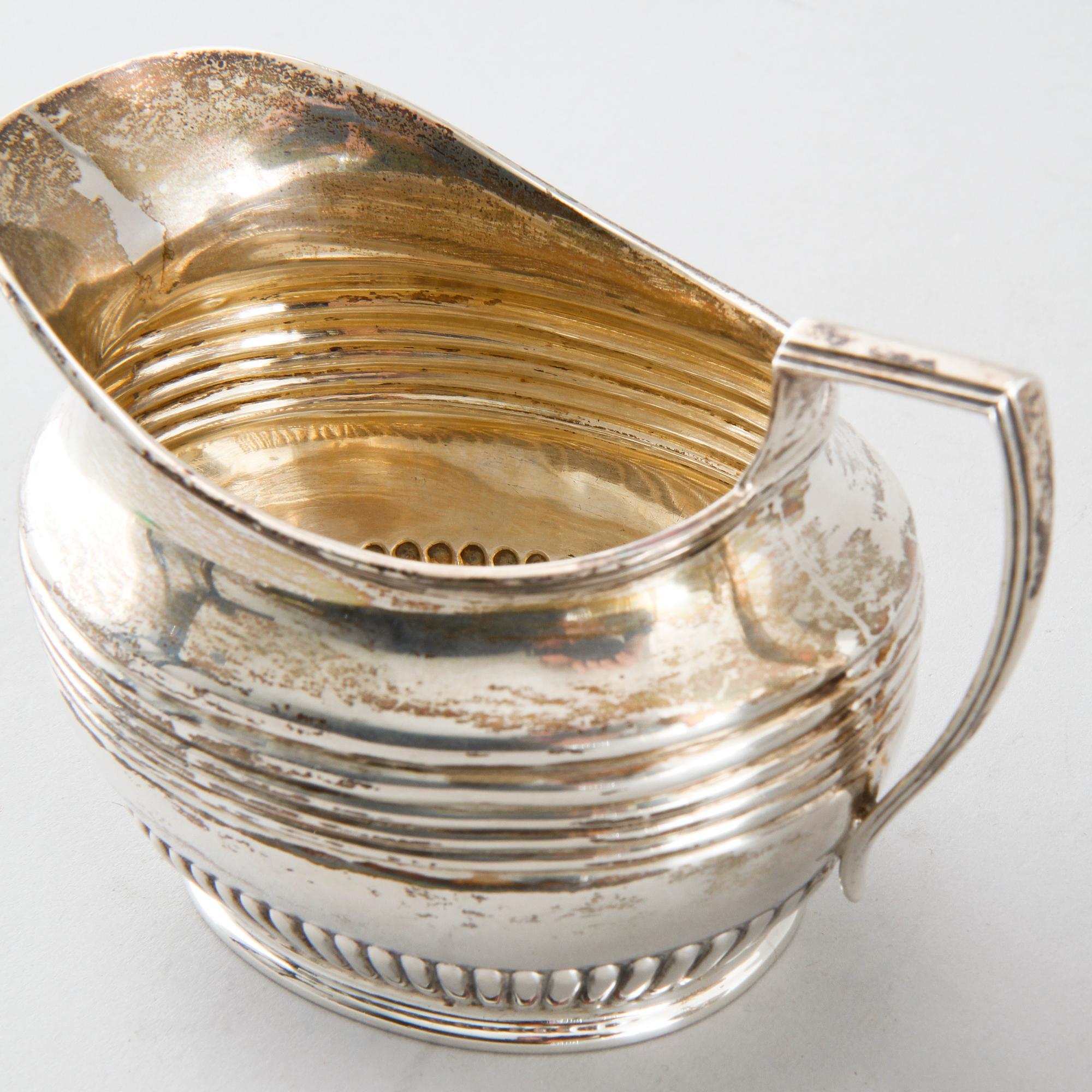 A sugar bowl and a creamer by Henry Stratford in Sheffield, 1895, weight 289 g.