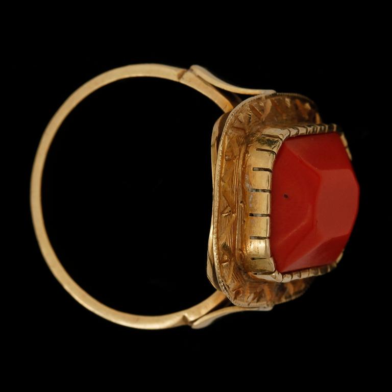 RING, 18k guld, med korall, 1900-tal. Vikt ca 6 gram.