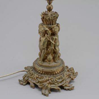 BORDSLAMPA, bronserad metall, rokokostil, 1900-talets första hälft.