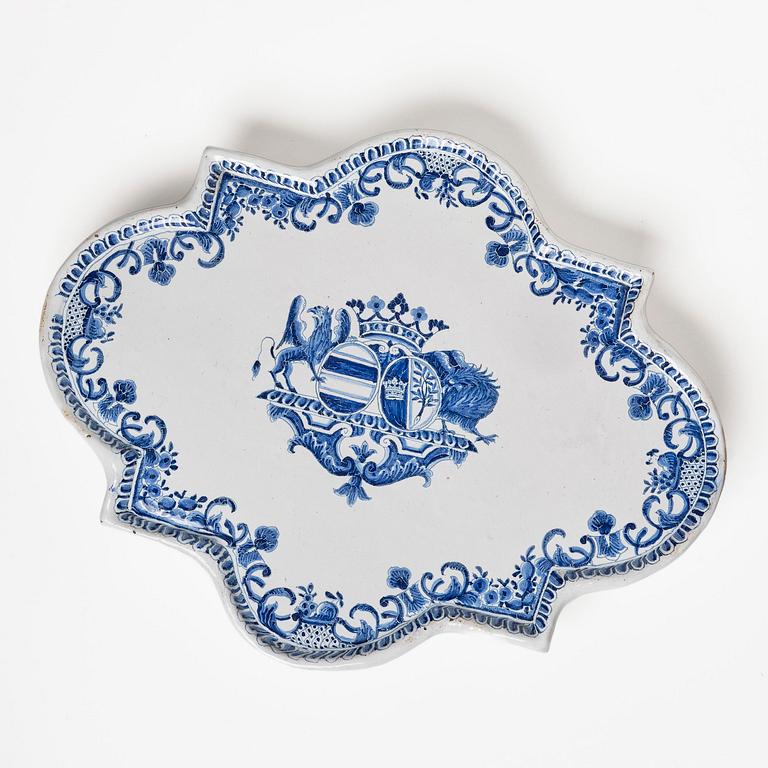 Bordsplateau, fajans. Frankrike, Rouen tidigt 1700-tal.