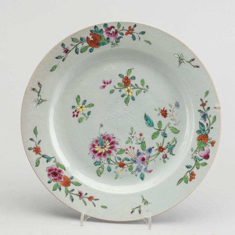 FOUR CHINESE PORCELAIN DISHES, 18TH AND 19TH CENTURY.