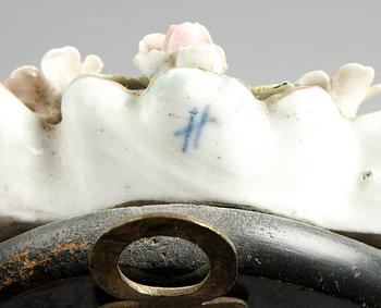 BORDSSPEGEL, porslin, Meissenstil, troligen Dresden sent 1800-tal.