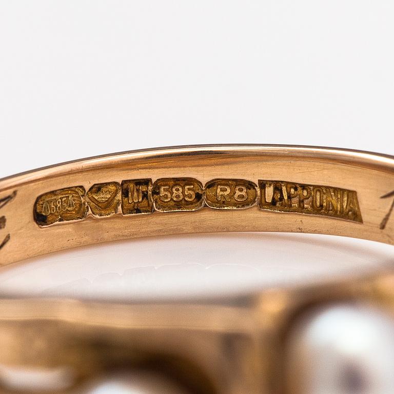 Björn Weckström, Sormus "Kuiskaus", 14K kultaa ja viljellyt helmet. Lapponoa 1994.