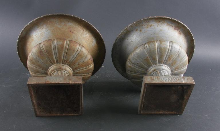 TRÄDGÅRDSURNOR, ett par, gjutjärn, 1900-tal.