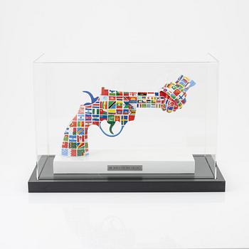 Carl-Fredrik Reuterswärd/ The Non-Violence Project Foundation, skulptur, bemålad resin, Ed 158/196.