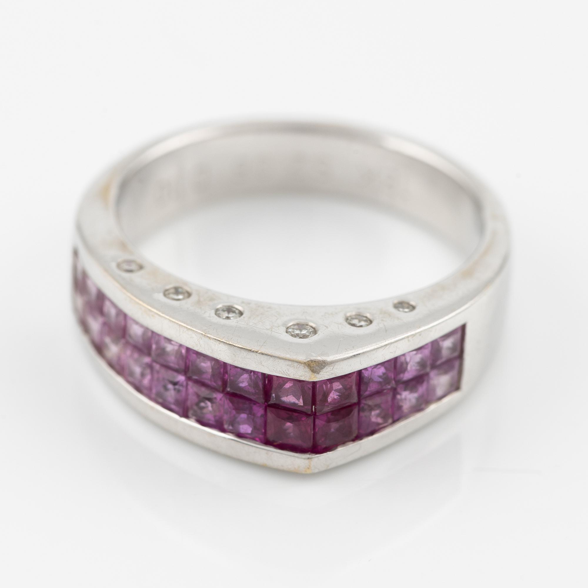 Ring med 18K vitguld med rosa safirer och runda briljantslipade diamanter.