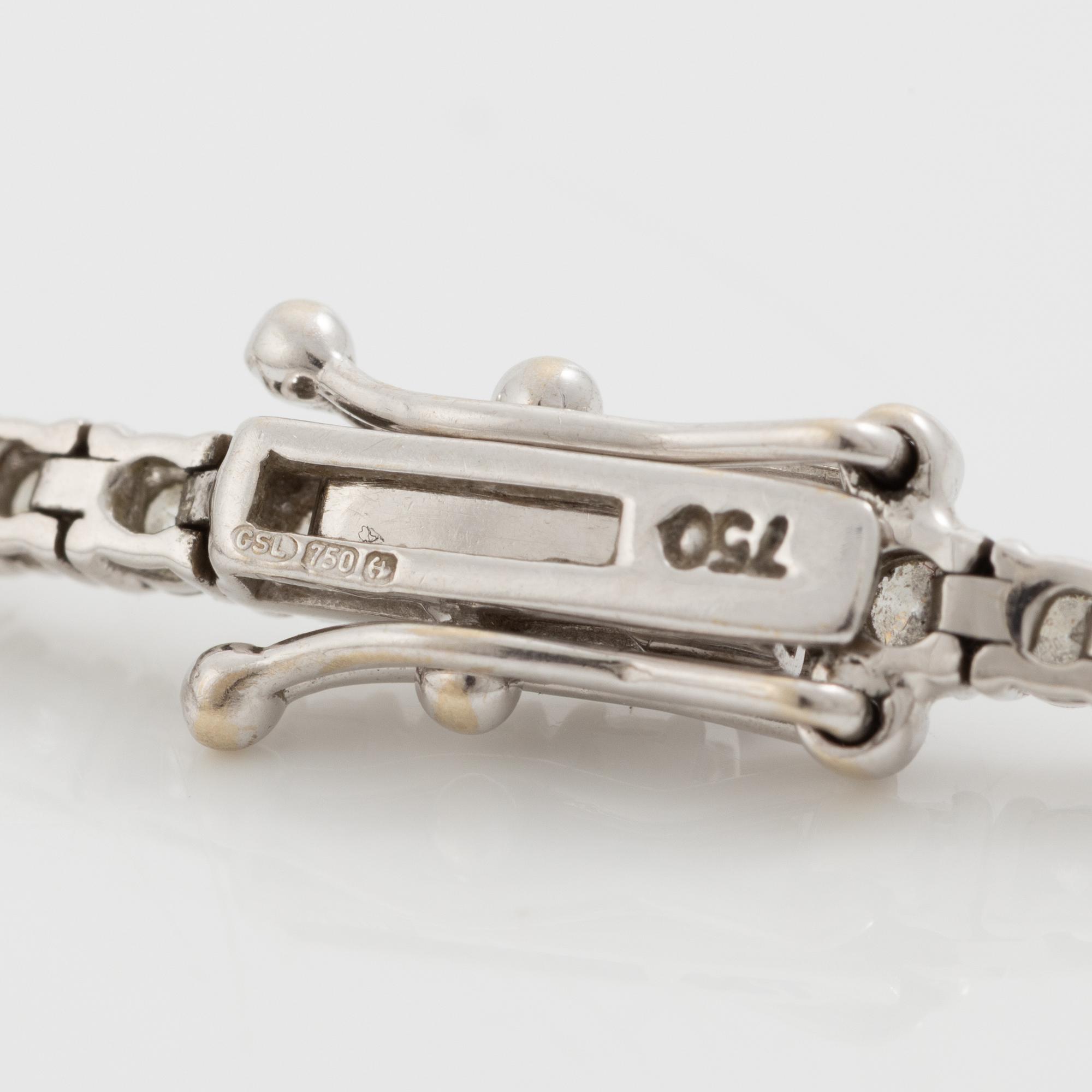 Tennis bracelet 18K white gold with round brilliant-cut diamonds.