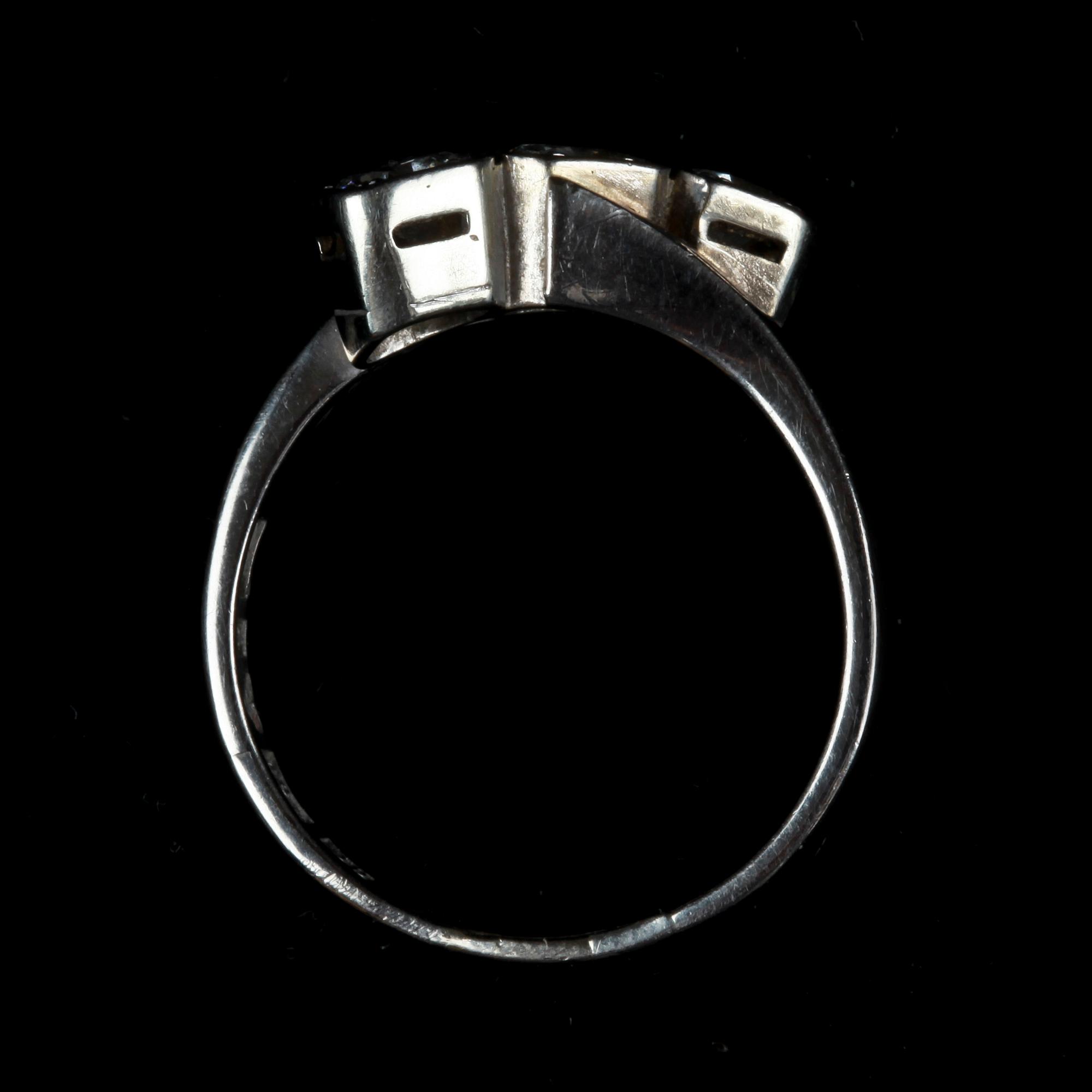 RING, 18k vitguld med 3 briljantslipade diamanter tot ca 0,88 ct enligt gravyr. 1954. Vikt 4,6 g.