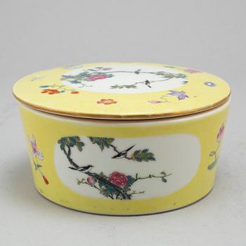 A Chinese famille rose bowl with cover, 20th century.