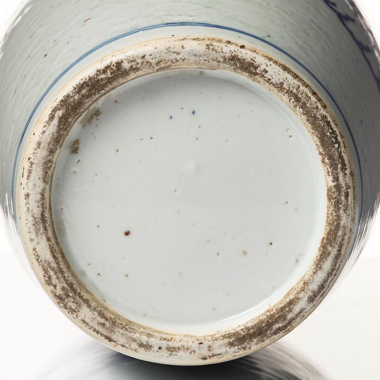 A large Chinese blue and white 'five clawed dragon vase' vase, late Qing dynasty, 19th century.