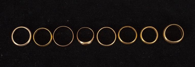 RINGAR, 8 st, guld, 1900-tal. Vikt ca 43,2 g.