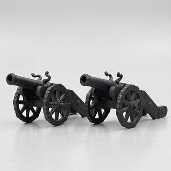 A pair of cast-iron modell canons, 20th century.