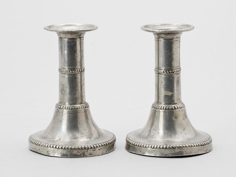 LJUSSTAKAR, ett par, tenn, sengustavianska, omkring år 1800.