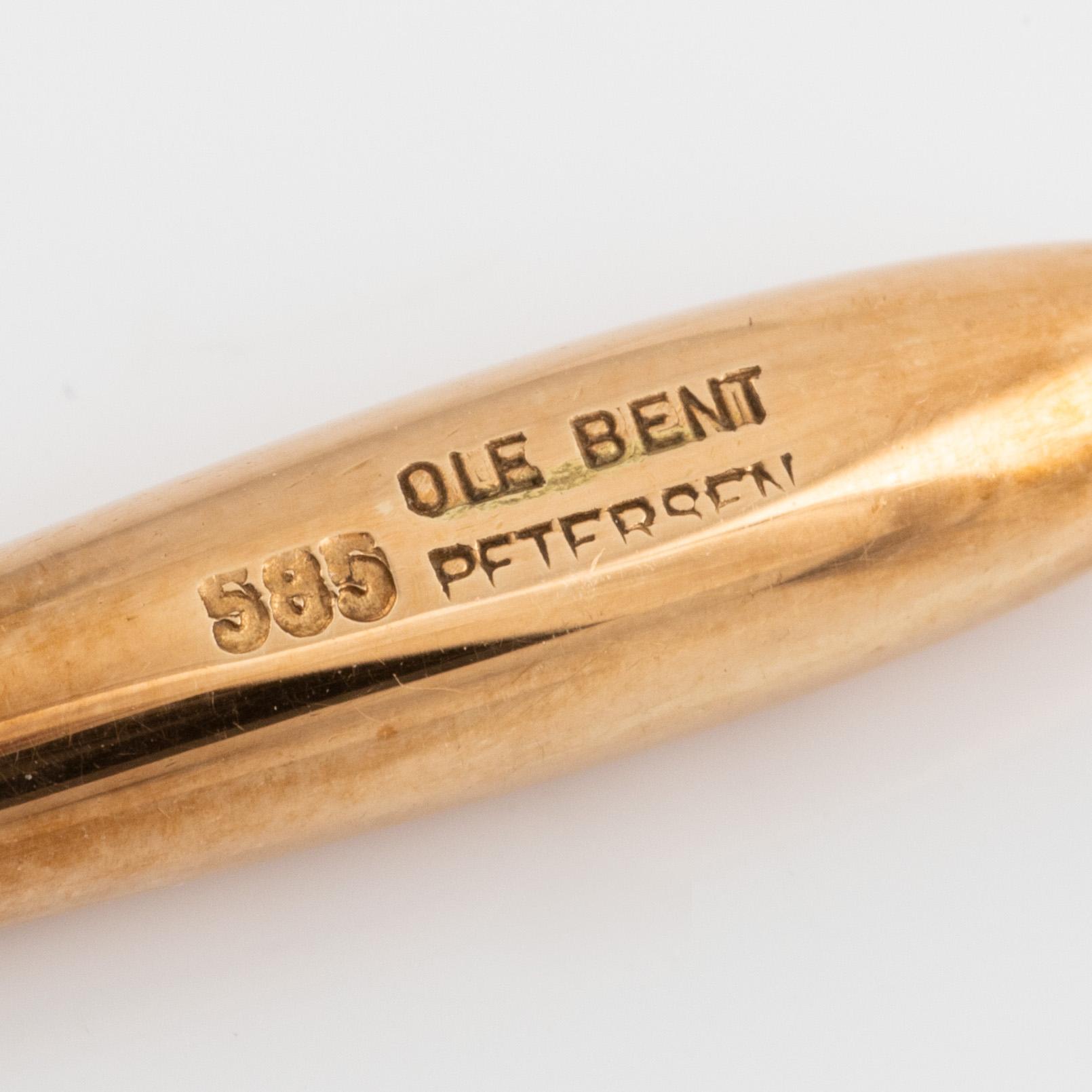 Ole Bent Petersen, 14K gold, slender gold drop pendant.