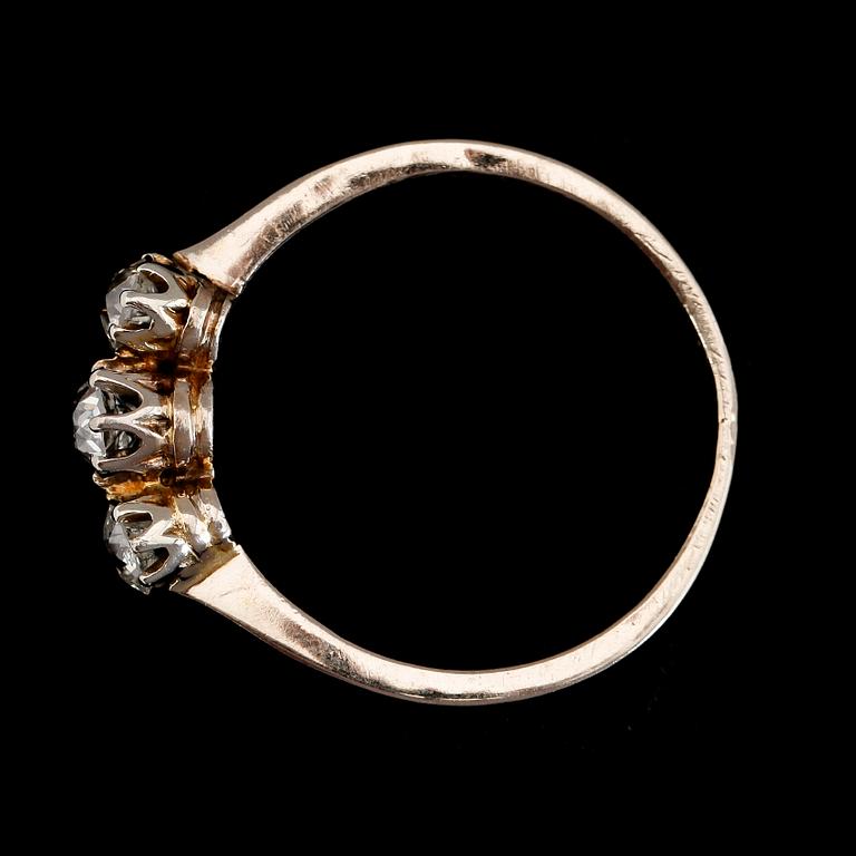 RING, 18K vitguld och gammalslipade diamanter tot ca 0.50 ct, svenska stämplar 1940.
