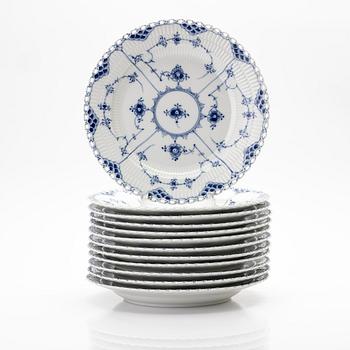 Royal Copenhagen, mattallrikar, 12 st, porslin, "Musselmalet helblond", Danmark.