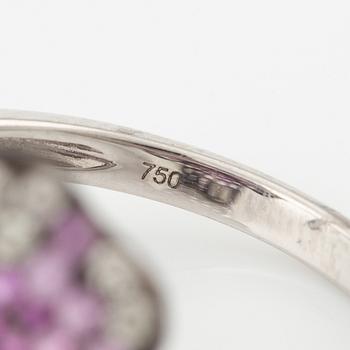 Ring i form av blomma, 18K vitguld med rosa safirer och briljantslipade diamanter.