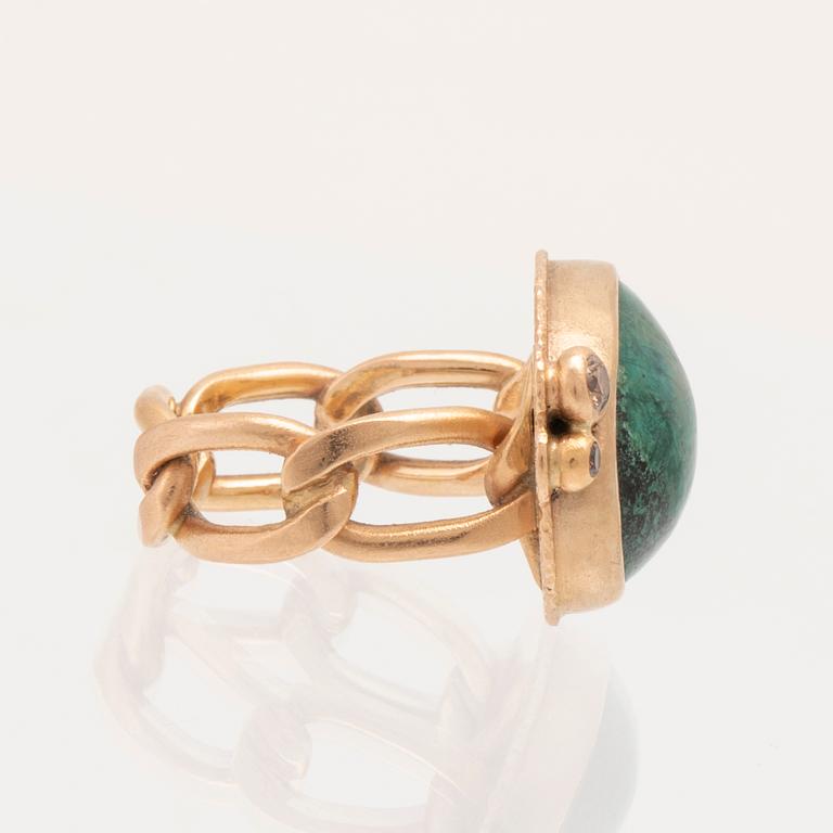 Ring in 18K gold with a cabochon-cut "Eilat stone" and diamonds, Annmari Andersson Malmö 2022.