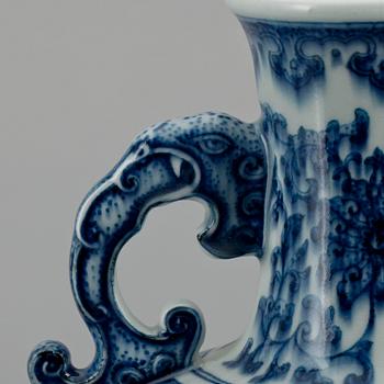 PILGRIMSFLASKA, porslin, Kina 1900-tal, modern tillverkning.