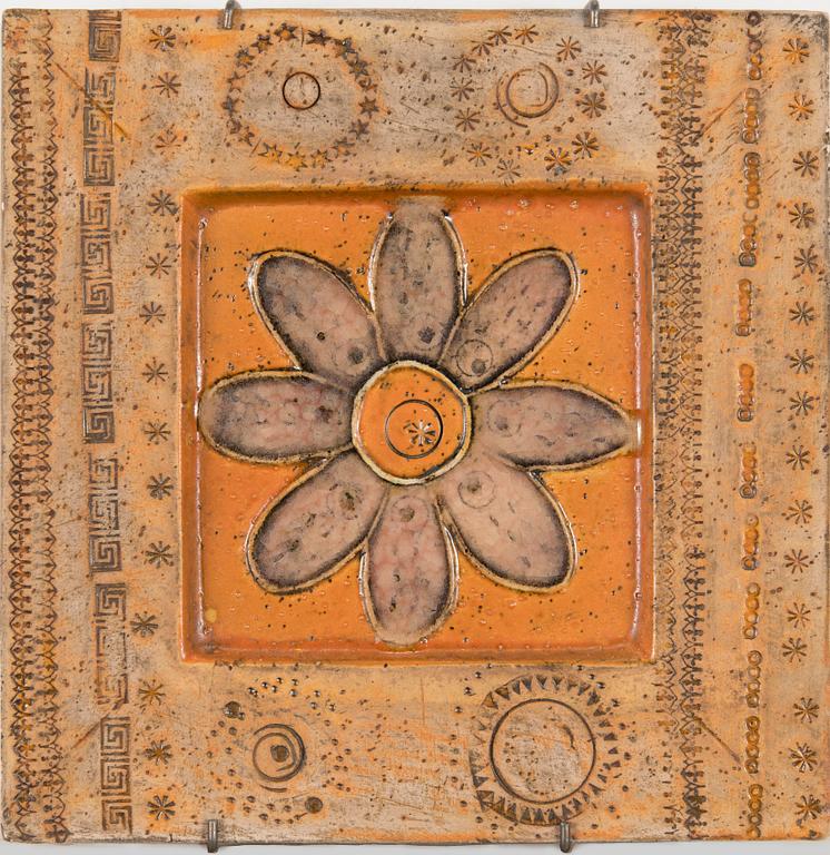 Rut Bryk, reliefi, kivitavaraa, signeerattu BRYK.