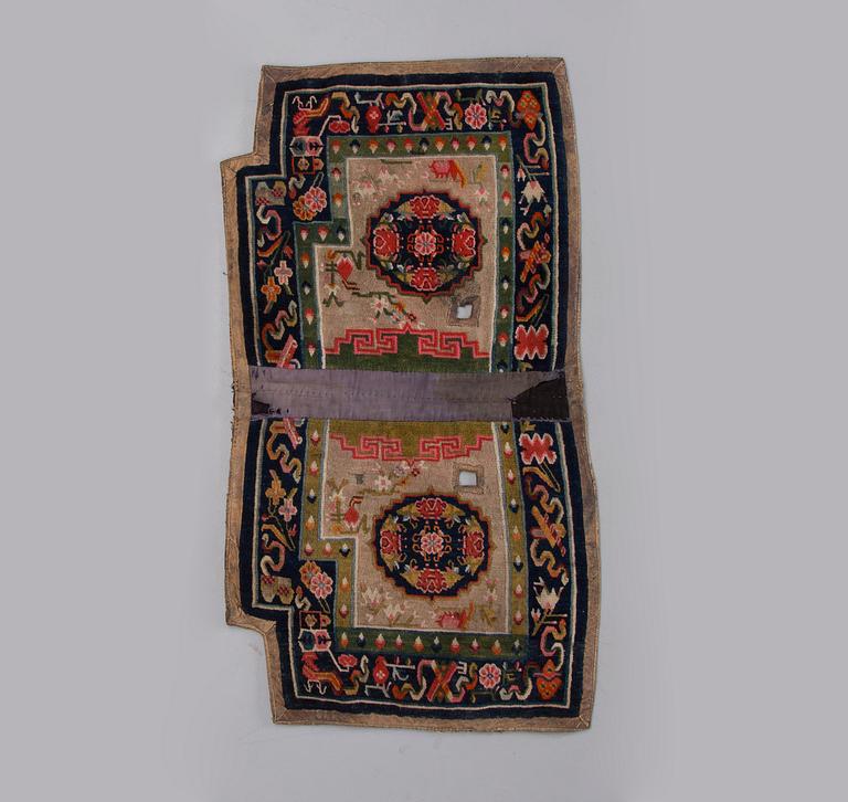 SADELTÄCKE, Tibet 1900-talets början. Ca 124x64 cm.