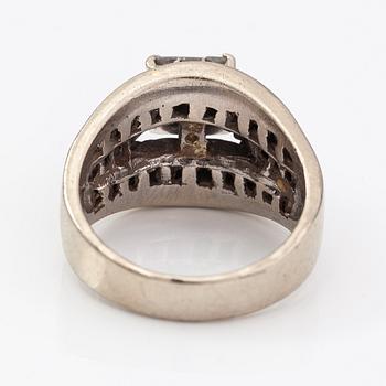 Ring, 14K vitguld, baguette- och princesslipade diamanter ca 1.90 ct tot.