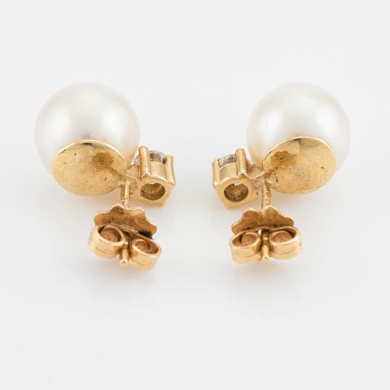 Örhängen, ett par, med odlade pärlor och briljantslipade diamanter.