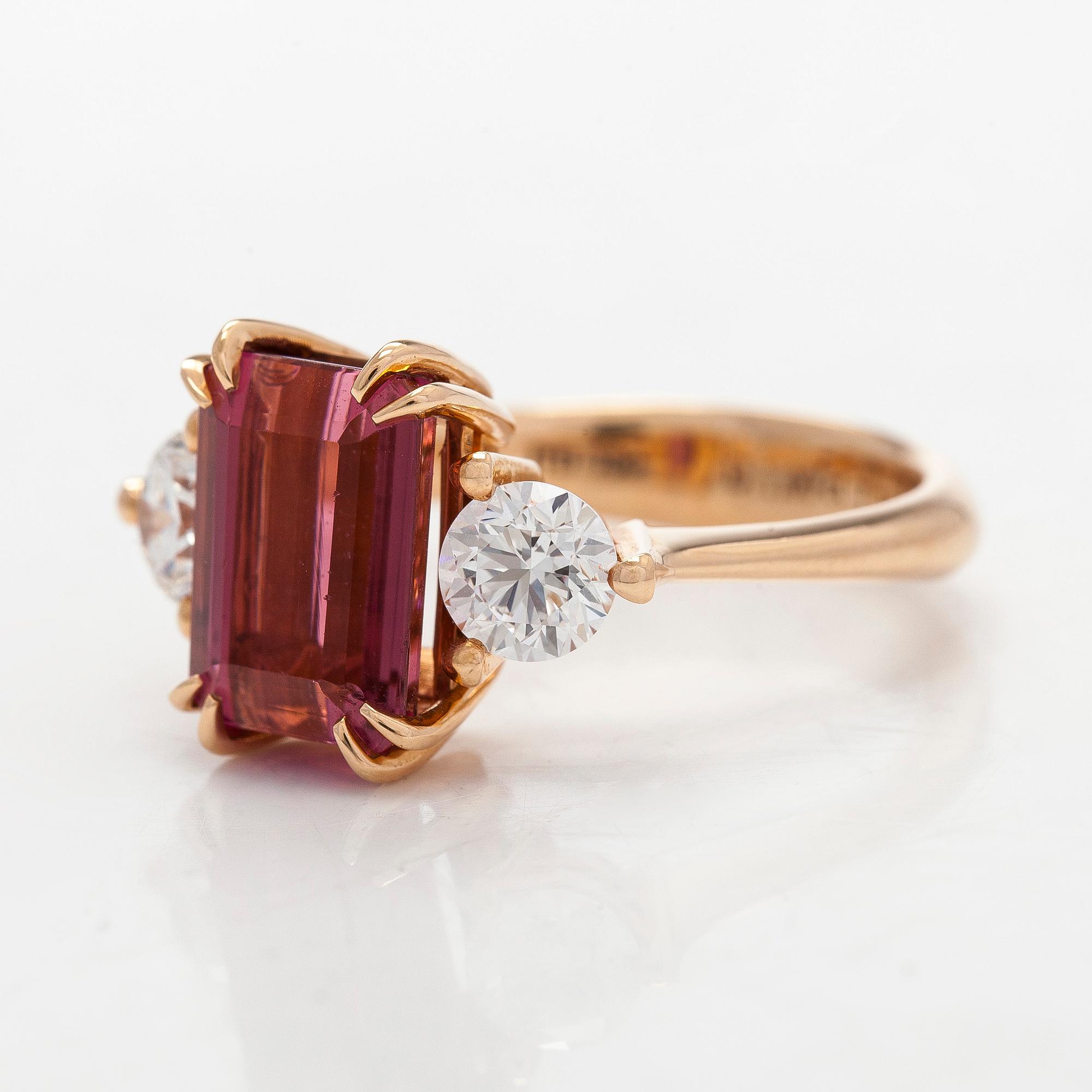 Ring, 18K guld med turmalin och briljantslipade diamanter.