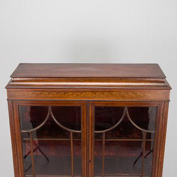 An English display cabinet, first half of the 20th century.