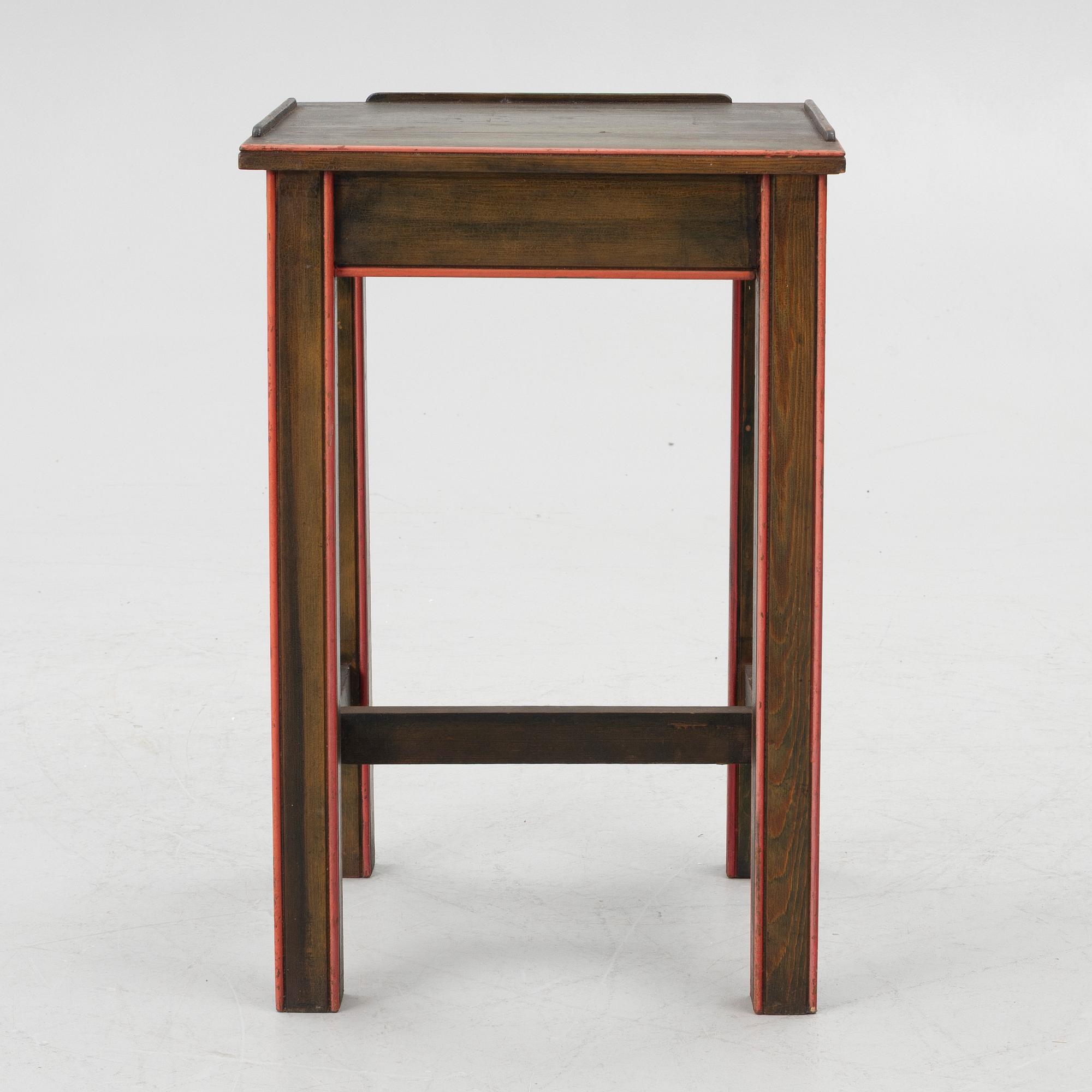 Sängbord, jugend, daterad AD 1908.