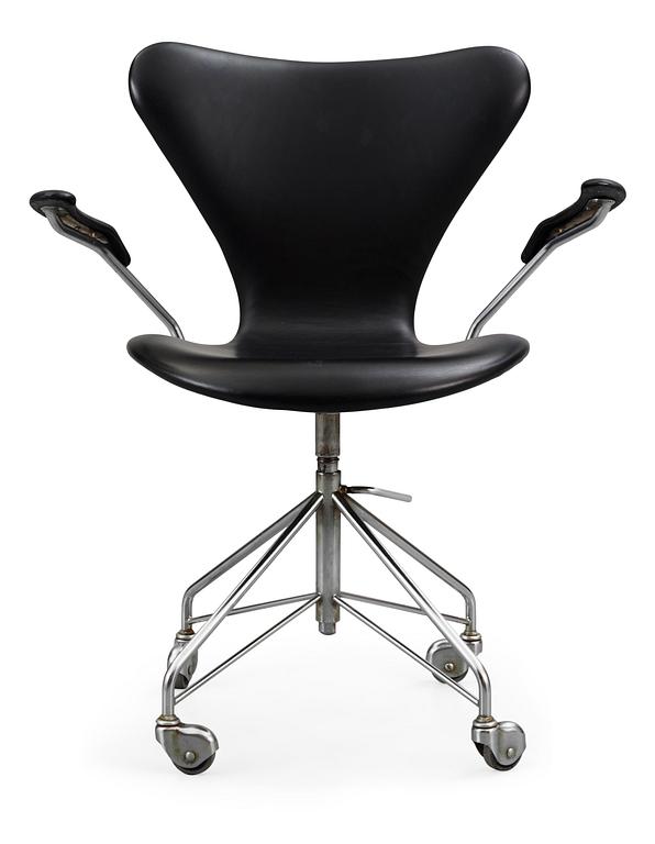 An Arne Jacobsen 'Series 7' desk chair by Fritz Hansen, Denmark 1963.