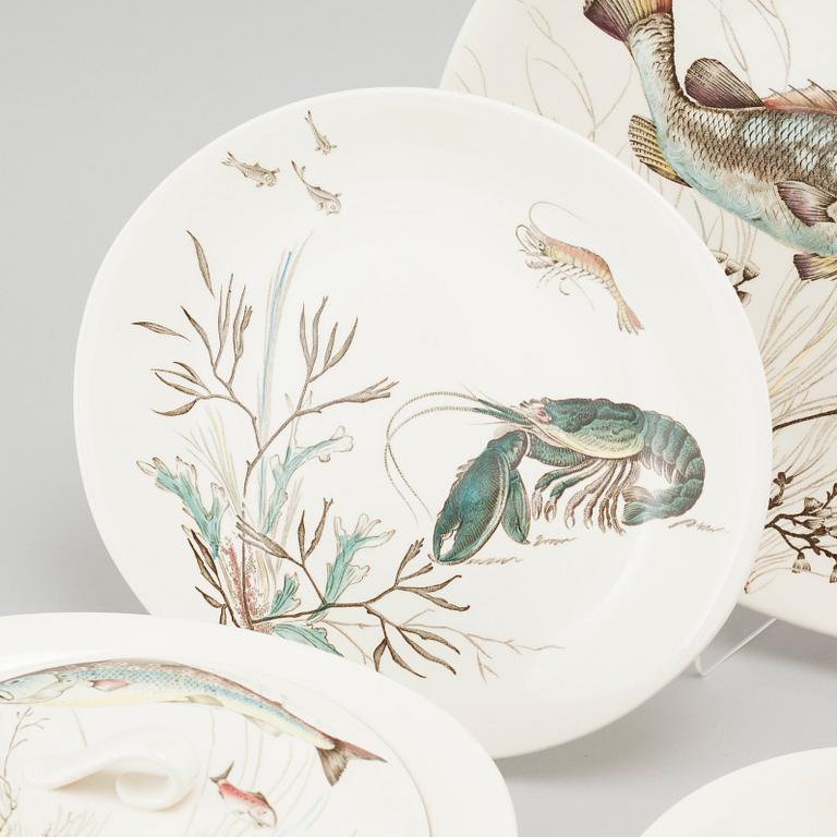 17 earthenware tableware pieces from Johnson Bros, 20th century.